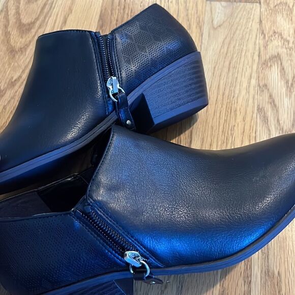 Dr. Scholl’s Black Short Booties w/ Memory Foam & Subtle Geometric Design- 7.5M - Picture 11 of 15